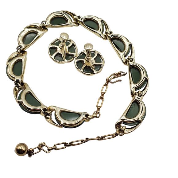 Green Lucite Choker & Earrings Gold Tone Screw Back LISNER Necklace Thermoset - Picture 3 of 10